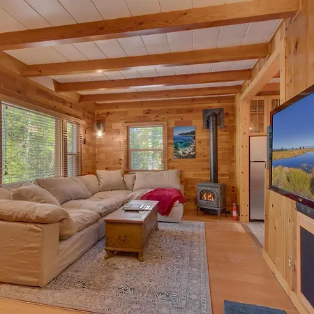 Fountain Cottage- Hot Tub- Pet Friendly- Walk To Dining, Short Drive To Skiing